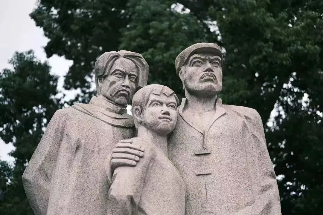 后塍学勤广场上的雕塑.png