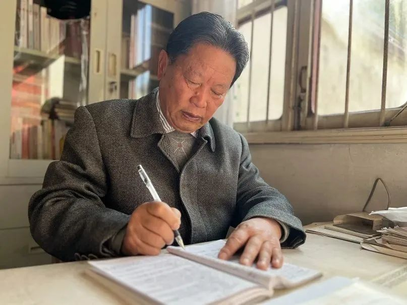 茅永良撰写书稿.png